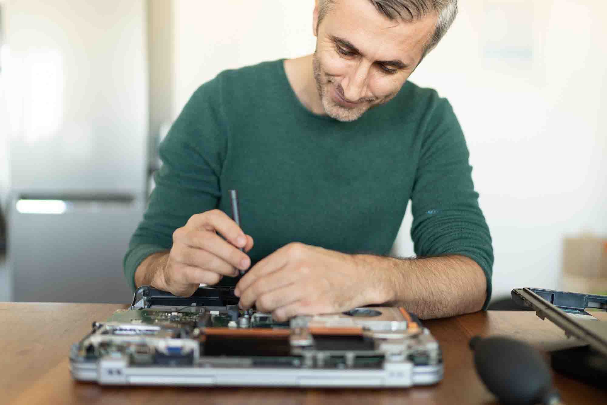 Choosing the Right Laptop Repair Service: Experienced Technician Choosing the Right Laptop Repair Service: Experienced Technician