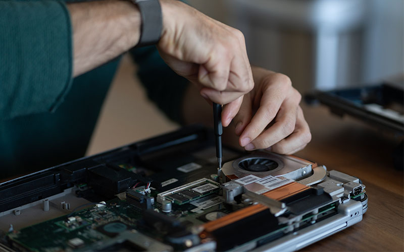 Top 7 signs your laptop needs professional repair